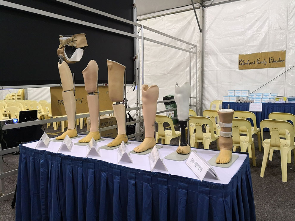 泰国皇太后义肢基金会提供的多种义脚模型。