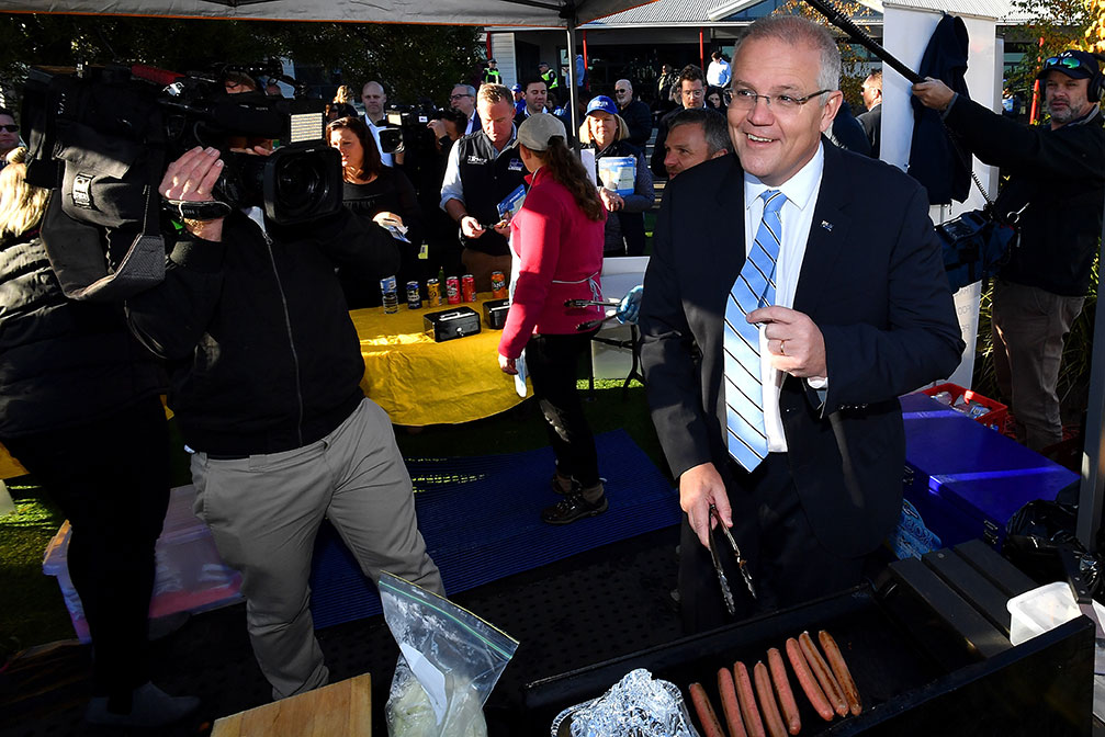 澳洲总理莫里森（右）周六在塔斯马尼亚出席活动。