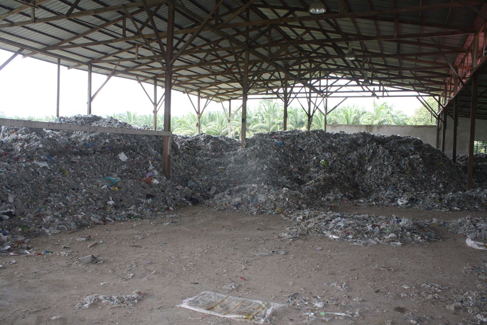估计数十吨的洋垃圾堆积在雨盖仓库内。