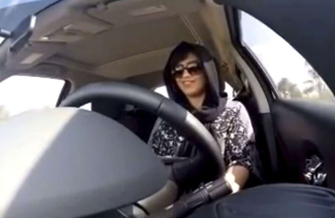 2014年海瑟路录影拍下她在阿联酋开车时的模样。（美联社）