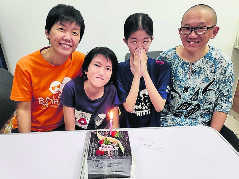 小女儿玮玲庆祝15岁生日，大女儿燕林今年19岁，看着他们长大就是见证奇迹。