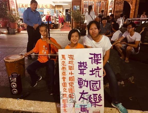 大儿子在街头演奏二胡，为台湾深坑小学国乐团到马来西亚音乐交流之旅募款。