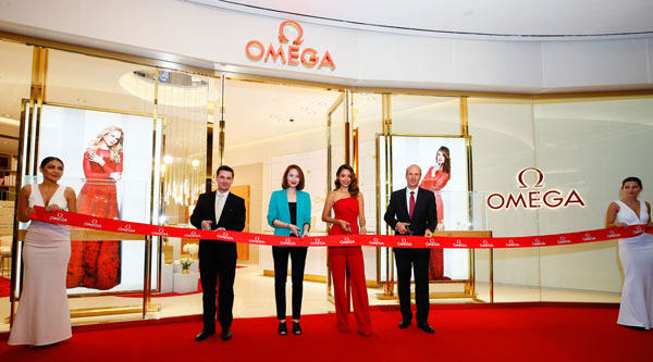 （左起）大马Omega品牌经理Maxime de Techtermann、The Gardens Mall的租赁业务总监Elizabeth Tan、名人Marion Caunter和Omega国际销售副总裁Frederic Nardin进行剪采仪式。