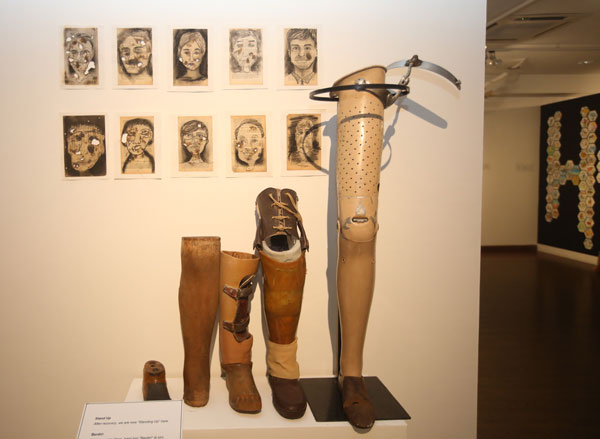 策展人游嵎荏利用麻风病人义肢创作的装置艺术《站起来》。