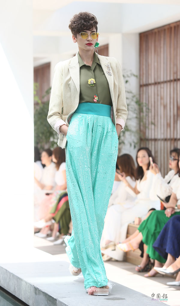 密镶亮片的宽松裤款不会显得太过甜美，与橄榄绿和鹅黄色配搭，形成另一种亮眼效果。