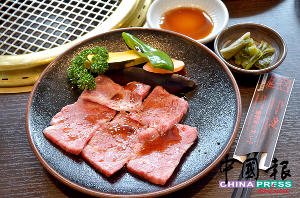 米泽牛是日本和牛三大品牌之一，肉中脂肪分布均匀，正是和牛的魅力所在。在火上一烤，甜甜的脂肪就会渗出，带来入口即化的美妙食感。