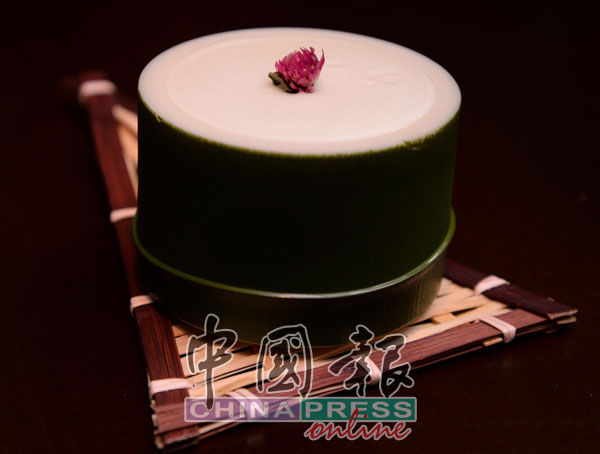 Zen Green Tea 以琴酒为基底，加入接骨木花利口酒、芦荟和绿茶来增添花香及清新口感，再以糖浆和酸梅水中和其酸甜味道。最独特的是，盛酒的青竹杯子，让整体视觉充满禅味。