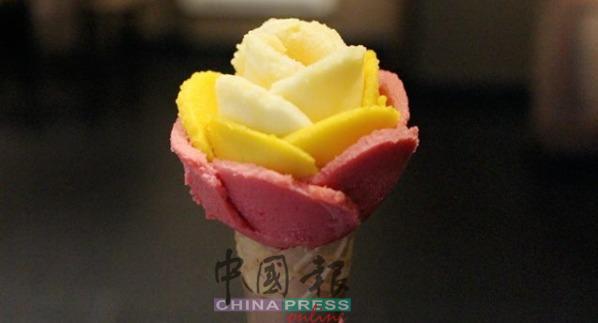 Amorino特色是把冰淇淋片成花瓣造型。