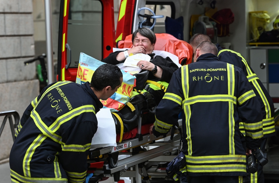 爆炸事件中的伤者，被送往医院治疗。
