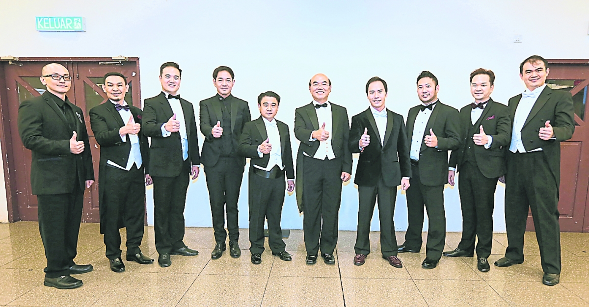 “马来西亚10大男高音──锵锵吉响印新岁”演出的十大男高音。