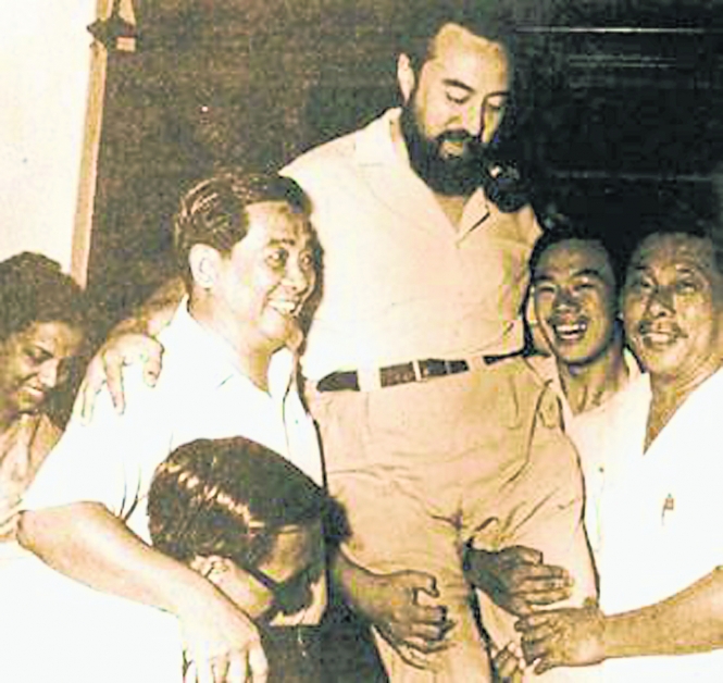 1969年5月大选，民政党赢得槟州执政权，林苍佑（左起）与时任党主席赛胡申阿拉达斯，被支持者抬起庆祝胜选。（网络截图）