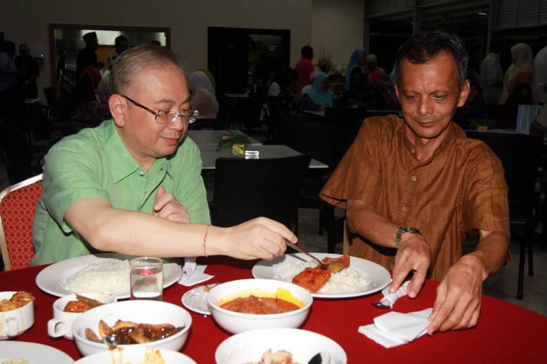 魏家祥（左）分享他与“Cikgu Zainal”共餐的照片。