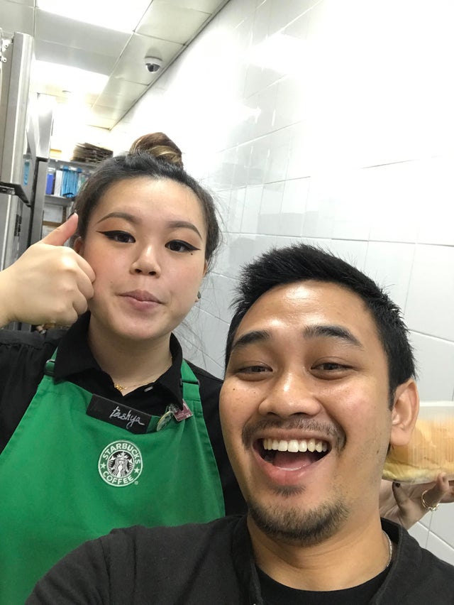 2名咖啡师用其手机自拍的合照。