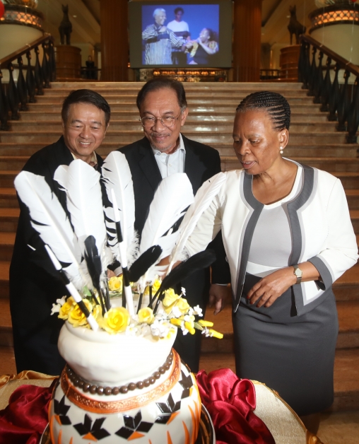 李金友（左起）、安华和马拉嘉切蛋糕，庆祝曼德拉101岁冥诞。