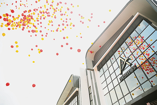 800颗红金色气球庆开幕，浪漫既具意义。