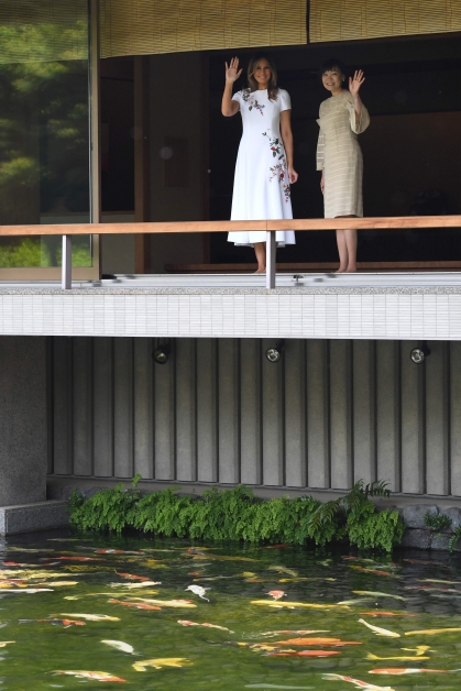 美国第一夫人梅拉妮亚（左）与日相夫人安倍昭惠（右），在迎宾馆赤阪离宫向媒体挥手。