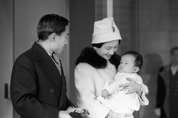   1960年，8个月大的德仁在母亲怀里。图:美联社