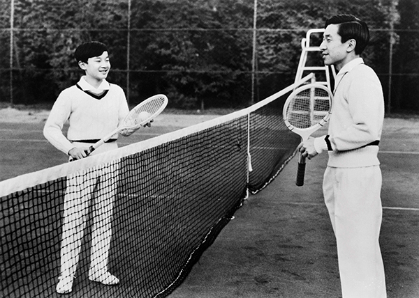 1973年，13岁的德仁（左）与父亲一起打网球。图:美联社
