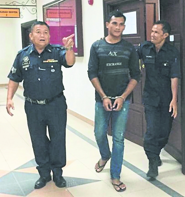莫哈末奴阿菲祖（左）被判刑后被2警员押离法庭。