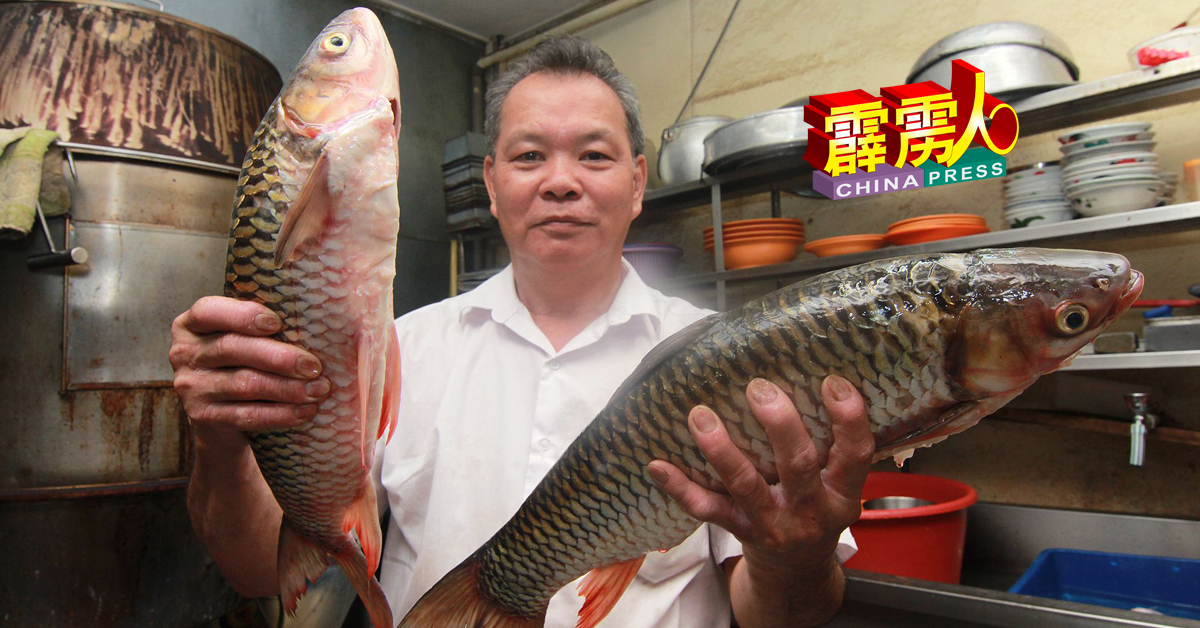李天昌展示新鲜的淡水鱼。