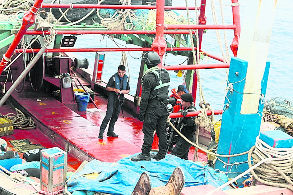 海军拦截越南渔船后，在船上调查。