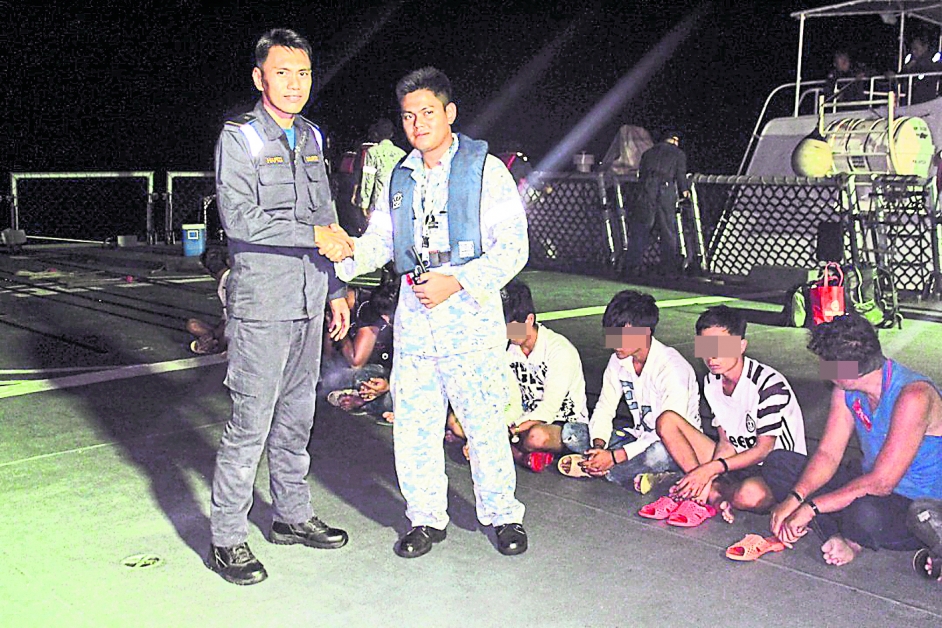 海军扣押14名越南渔民助查。