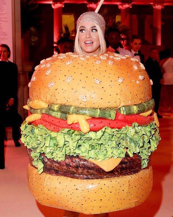 凯蒂佩芮搞怪上瘾，变身巨型起司汉堡。