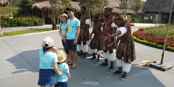 Vinpearl Safari入口处安排了非洲主题表演，逗乐游客。