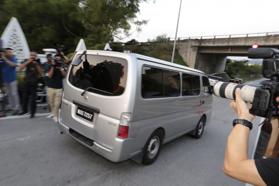 相信载着段氏向的车辆于早上驶离加影监狱，引得摄影们争相拍摄。