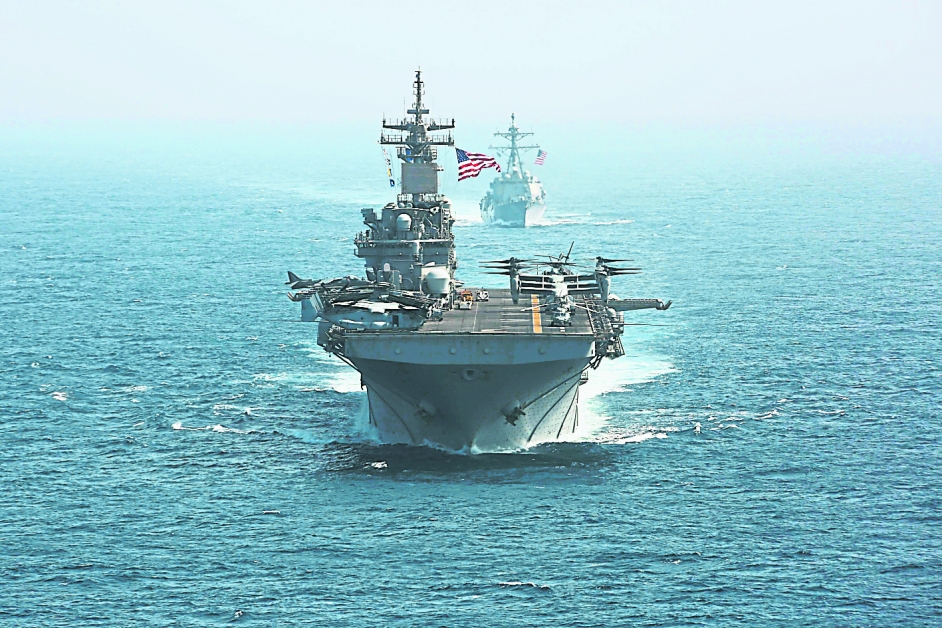 美国海军周五发布照片，两栖导弹驱逐舰行驶在阿联酋外海。（美联社）