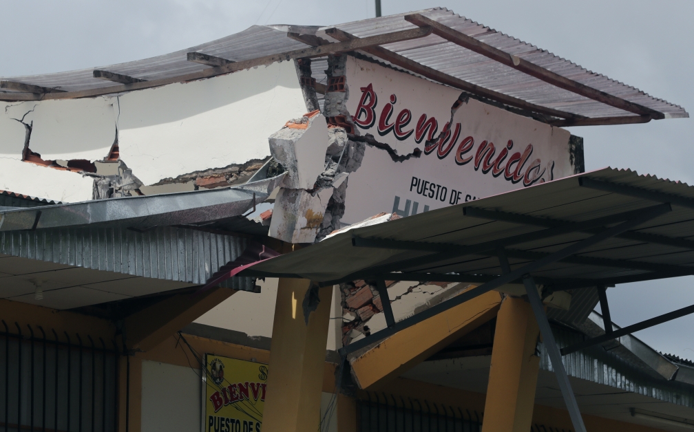 地震发生后，秘鲁华塔皮市一间诊所的建筑结构被破坏，墙壁出现裂痕。（美联社）