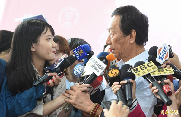 郭台铭周六出席“永龄华人抗癌联合行动”周年记者会，并在受访时一度握着女记者的手回覆提问。