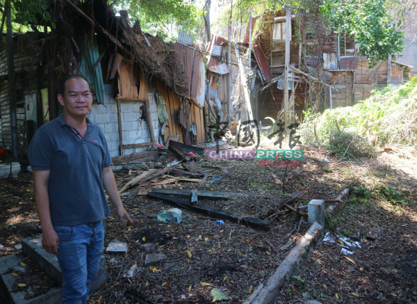 梁证法感谢邱培栋协助清理甘榜爪哇倾斜的木屋。