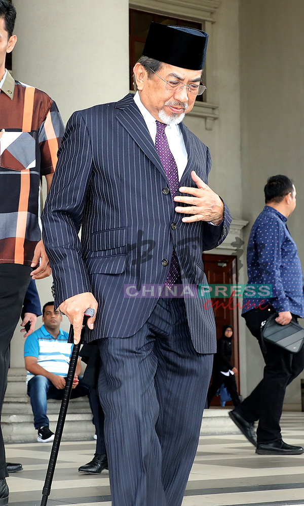  慕沙阿曼从容离开法庭。
