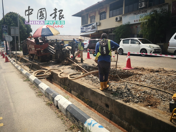 埋地下电缆工程在榴梿洞葛市镇展开两个星期多，噪音不断，影响生活作息。