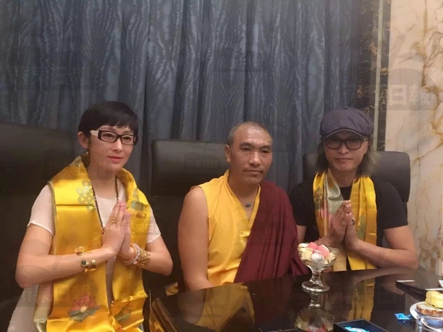 张敏与男友（右一）同样信奉藏传佛教。