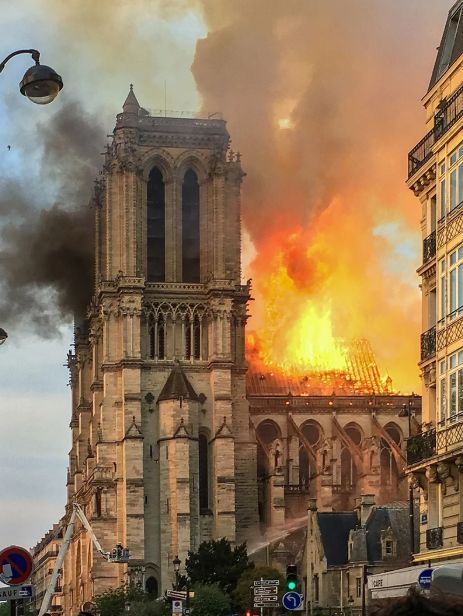 巴黎圣母院几乎被火烧尽。