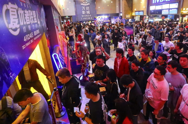  《复仇者4》魅力无法挡，中国影迷排长龙购买戏票。