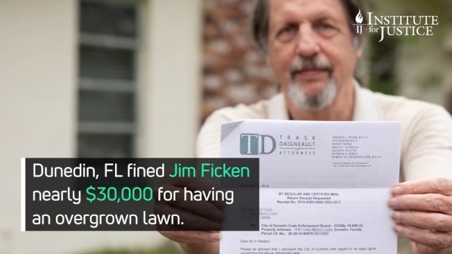 佛州男子菲肯出示市府准备法拍他房子的信函。