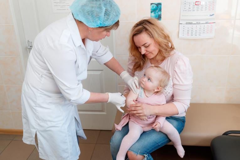 乌克兰一名护士在帮一名女婴注射麻疹疫苗。（资料图）