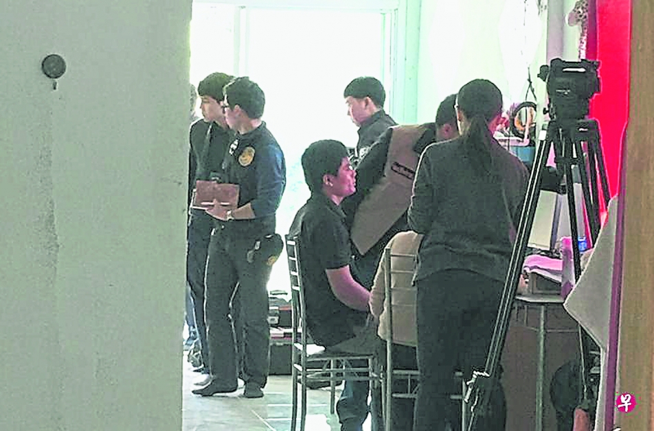 国际刑警终于在泰国逮捕“暗网”主要管理人萨朗甘（左3）。