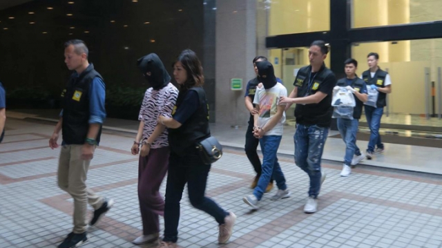 警方拘捕4名涉案的中国男女。