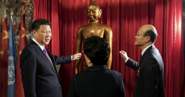 中国国家主席习近平2017年首度参观世卫组织的日内瓦总部，带了一尊针灸铜人像作为见面礼。