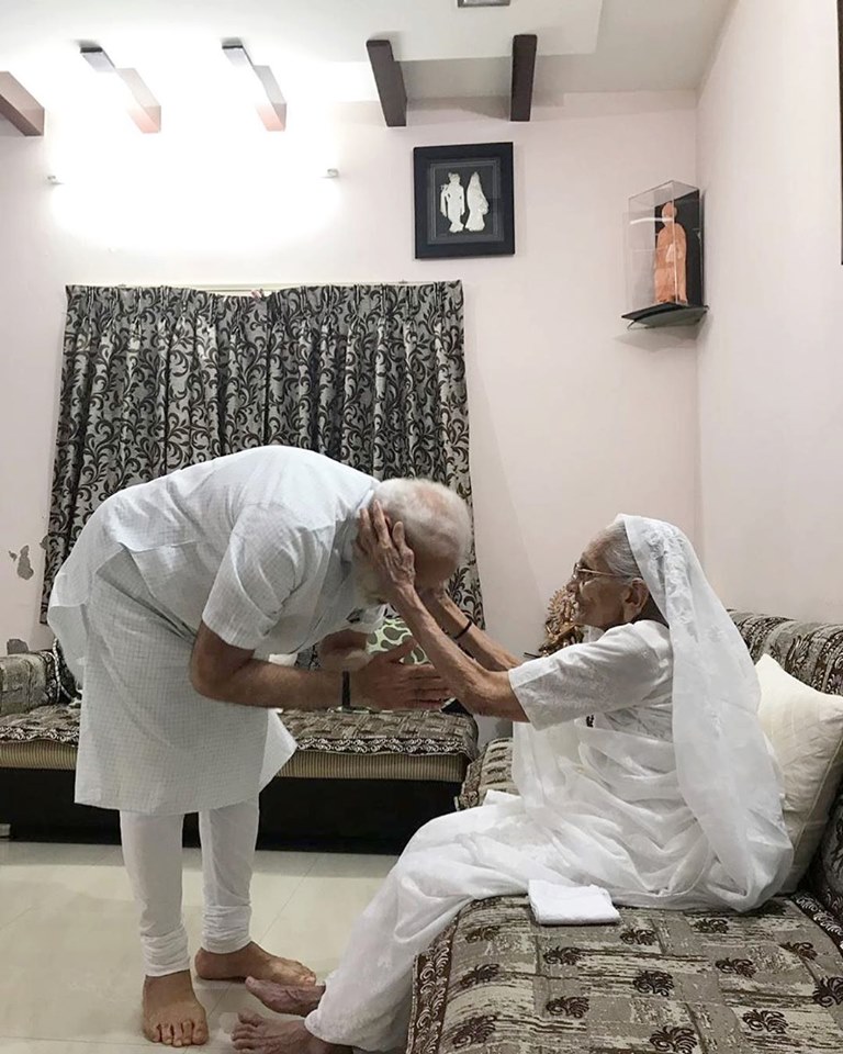 在印度大选投票前，莫迪去家中探望自己的母亲。