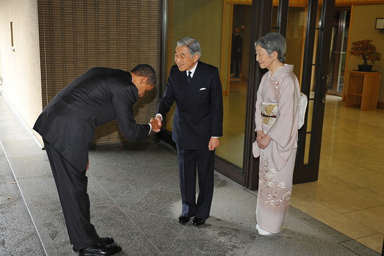 2009年奥巴马访日，觐见天皇明仁时行大礼，90度低头弯腰鞠躬。
