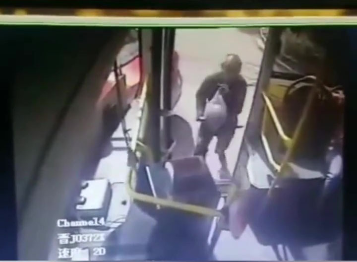 涉事乘客拿着一个大西瓜跑上巴士。