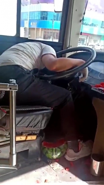 巴士司机被打晕，西瓜一地都是。