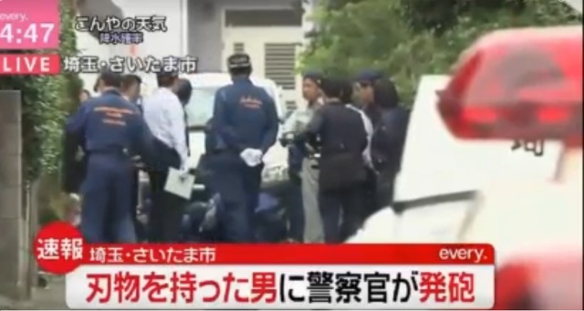 日本埼玉县下午又有男子街头持刀，被警方开枪制伏。