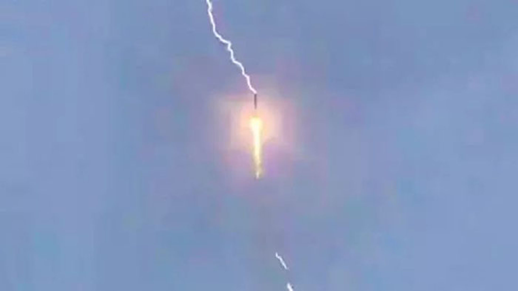 俄罗斯“联盟”运载火箭突然受到闪电的袭击，但是一样继续爬升。