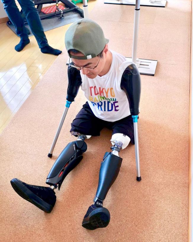 天生没有四肢的乙武洋匡，首次在他自己的Instagram公开装上义肢的照片。